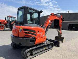 Mini-excavatrice compacte Kubota d'occasion modèle KX040-4 de 2022 – Poids : 9 200 lb, puissance du moteur : 40,4 CV, 1 453 heures de fonctionnement - Product Image 6