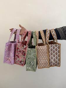 กระเป๋าโท้ทผ้าฝ้ายลายควิลท์สไตล์โบฮีเมียนขนาดเล็ก  แบบเปิดสองด้าน ลายบล็อกพิมพ์  กระเป๋าใส่อาหารกลางวัน  ผ้าทำมือ  ของขวัญ - Product Image 6