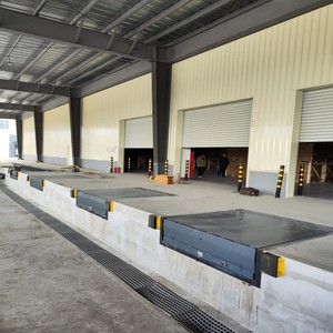 Môi Hình Dạng Sân Đoạn Đường 8 T /10T Công Suất Thủy Lực 8 Tấn Kho <span class=keywords><strong>Dock</strong></span> Leveler Cạnh <span class=keywords><strong>Dock</strong></span> Leveller Cho Xe Tải - Product Image 4