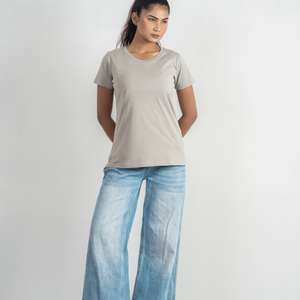 Camiseta de manga corta para mujer, color gris, cuello redondo, corte regular, 100% algodón jersey, ropa casual para todas las estaciones, hecha en Bangladesh. - Product Image 1