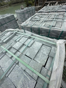 Pavés en pierre naturelle de haute qualité du Vietnam, martelés, vert mousse, avec un design moderne pour l'aménagement paysager et le pavage extérieur des jardins - Product Image 1