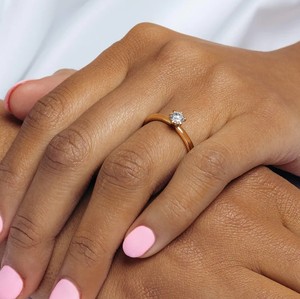 Bague de fiançailles de luxe pour femme en argent sterling avec moissanite taille brillant, sertie griffe, plaqué or jaune et finition rhodiée - Product Image 3