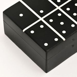 Jeu de dominos en résine noir et blanc dans une boîte carrée avec motif à pois classique pour le jeu ou la décoration, points blancs classiques et décoratifs - Product Image 4