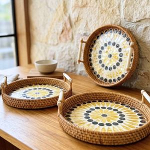 Ensemble de 3 plateaux décoratifs faits à la main en nacre incrustée et en rotin naturel pour la présentation sur table basse et la décoration intérieure (vente en gros) - Product Image 4