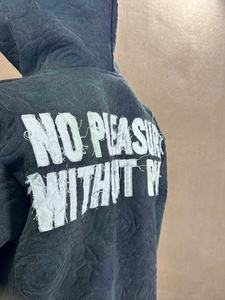 Ce sweat à capuche pour homme présente une esthétique discrète qui facilite son port avec de nombreux éléments de garde-robe décontractés. - Product Image 5