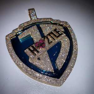 จี้โลโก้แบบกำหนดเองประดับเพชรโมอิสซาไนต์ทรงโล่ห์  ทำจากเงินแท้ 925  เครื่องประดับฮิปฮอป  ฝังเพชรโมอิสซาไนต์แบบไมโครเพฟ VVS - Product Image 1