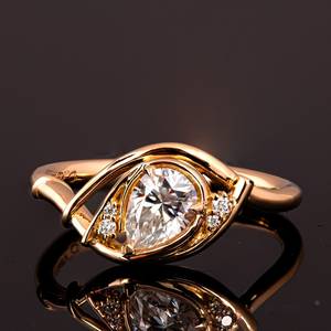 แหวนมอสซาไนต์ทรงลูกแพร์ 2 กะรัต ดีไซน์ลายเถาวัลย์ สำหรับผู้หญิง เงินแท้ 925 ชุบทอง เหมาะสำหรับเป็นของขวัญแทนคำมั่นสัญญาสำหรับคนรัก - Product Image 1