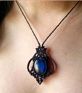 Collier Macramé Fleur Unisexe Shree Om Creations Vintage en Fil Noir avec Pierre de Lune Ronde de 15-20mm Sertie en Bezel - Product Image 2