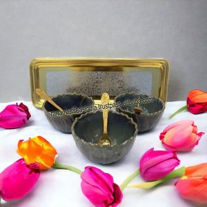 Nouveauté, vente en gros, ensemble de bols à dessert en céramique de forme ronde avec plateau et cuillère en métal plaqué or - Product Image 2