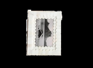 Marco de Fotos de Resina Hecho a Mano con Diseño de Borde Festoneado, Marco Vertical para Montar en la Pared - Product Image 1