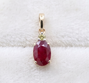 Colgante de Oro Amarillo Sólido de 14K al por Mayor con Rubí Ovalado Natural y Diamantes Redondos Engastados en Puntas, Joyas de Recuerdo - Product Image 1