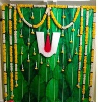 Dekorasi Tirai Daun Pisang Cetak Digital dengan Gantungan Bunga Kuning Kecil untuk Pooja, Pindah Rumah, dan Pernikahan
