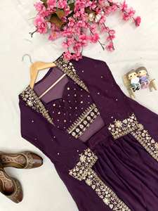 Elegante Conjunto de Lehenga Indo-Occidental Color Vino con Bordado, Combinación Perfecta de Tradición y Estilo que Realza la Belleza del Armario - Product Image 5