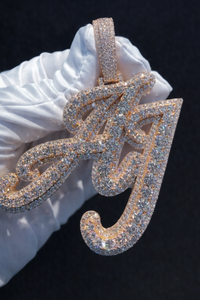 Tishya Diamante Moissanita Real de 3 Quilates, Corte Redondo, Letra Inicial Personalizada - Product Image 4