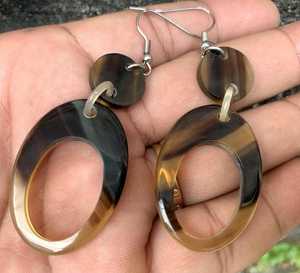 Boucles d'oreilles de mariage tendance et écologiques, faites à la main, polies, durables, design moderne, artisanat naturel en corne de buffle, meilleur prix - Product Image 1