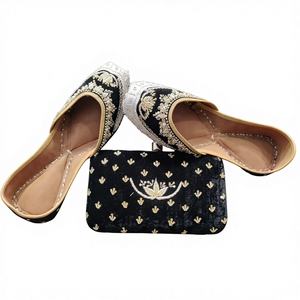 Calzado Tradicional Femenino BS International, Zapatos de Cuero Genuino Impermeables con Bordado, Bolso de Mano Hecho a Mano a Juego - Product Image 1