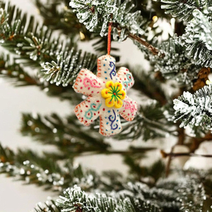 Ornement de flocon de neige en feutre fait à la main pour décor d'hiver Décorations de Noël uniques - Product Image 3