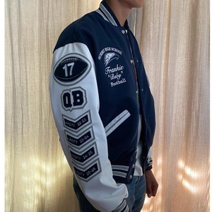Blouson universitaire unisexe personnalisé pour l'hiver, design patchwork, extérieur en lin, lettres brodées, tissu polaire, 100% coton à l'avant - Product Image 3