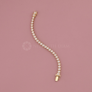 Elegante brazalete de diamantes de corte redondo con diamantes creados en laboratorio con claridad VVS para mujeres, de la India. - Product Image 2