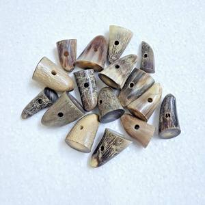 Cierre de cuerno natural duradero con dos orificios, técnica pulida, ecológico, de alta calidad para creaciones de joyería artesanal. - Product Image 2