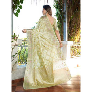 Sari Patola en organza vert pistache tissé Zari pour femme, collection Elite Weaves, idéal pour les mariages, en stock - Product Image 4