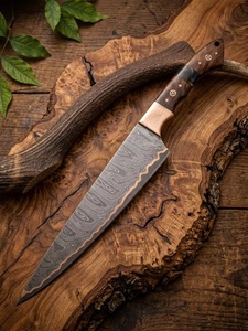 Couteau de cuisine artisanal en acier Damas de qualité industrielle avec manche en bois et étui en cuir pour le camping en plein air - Product Image 6