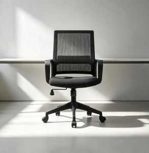 Chaise de bureau ergonomique moderne en maille noire, pivotante, hauteur réglable, accoudoirs réglables, design minimaliste, base en acier robuste - Product Image 1