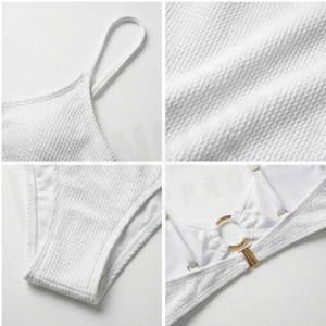 Ensemble bikini deux pièces texturé blanc avec détail anneau doré et bas string - Product Image 4