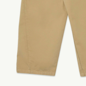 Confort de mouvement flexible avec fermeture à boutons et poches latérales, coupe confortable et décontractée, matière résistante à la décoloration et durable. - Product Image 3