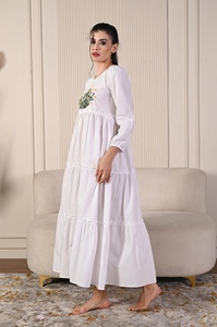 Elegante Vestido Maxi de Algodón Blanco con Bordado a Mano, Diseño Floral Bohemio en el Cuerpo, Ideal para Ocasiones de Verano y Ropa Casual - Product Image 3