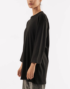 เสื้อยืดคอกลมโอเวอร์ไซส์ แขนสามส่วน สีดำล้วน ทรงหลวม ผ้าฝ้ายเจอร์ซีย์ 100% ระบายอากาศได้ดี ใส่ได้ทุกฤดู - Product Image 2