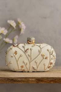 Sac sophistiqué à cadre noir avec accents de feuilles en cristal et poignée dorée. Disponible aux prix de gros. Pure élégance. - Product Image 4