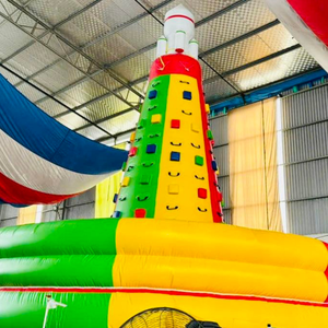 Muro de Escalada Inflable Fly Up, Estructura de Juego de PVC para Exteriores para Niños, Diseño Rojo y Negro con Trofeo de Campeón - Product Image 3
