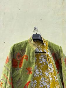 เสื้อแจ็คเก็ตกำมะหยี่สีเขียวสำหรับผู้หญิง ปักลายดอกไม้ แขนยาว คอตั้ง งานแฮนด์เมด สไตล์โบฮีเมียน เสื้อคลุมสำหรับฤดูใบไม้ร่วง - Product Image 3