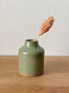 Jarrón de Cerámica Verde de Inspiración Vintage con Esmalte Moteado, Forma Curva Compacta y Acabado Artesanal Único para Decoración del Hogar - Product Image 5