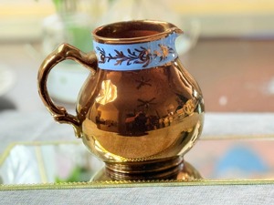 Pichet vintage en cuivre avec bande florale bleue, carafe à eau en métal durable pour boissons, idéal pour offrir - Product Image 3
