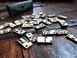 Jeu de dominos rectangulaires double six en os organique, artisanal et écologique, jeu de table familial traditionnel - Product Image 2