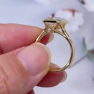 Anillo de Diamante de Laboratorio Radiant Bezel de 4.00ct, Certificado IGI, Claridad VS+, Color F, Oro Amarillo de 14K, Anillo de Promesa Minimalista - Product Image 4