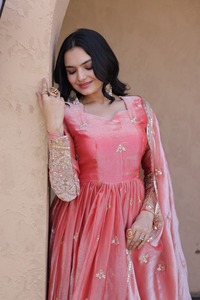 Dhwaja Export – Nouvelle tenue Anarkali moderne en soie pour femme, prête à porter, avec broderies et travail de sequins Zari, longueur ras du sol, idéale pour mariage/fête - Product Image 6
