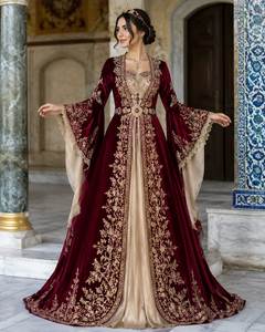 Robe de mariée traditionnelle longue en velours bordeaux brodée pour femme avec détails dorés, style ample - Product Image 1