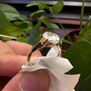 Anillo de Diamante Cultivado en Laboratorio con Corte Ovalado de Diseño Premium en Oro Amarillo de 14K, Certificado IGI, Color VVS+ EF, Estilo Minimalista - Product Image 5