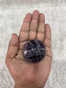 Esfera de cristal de amatista violeta con zonificación púrpura intensa, forma redonda pulida, subtil translucidez y característica mineral distintiva - Product Image 3