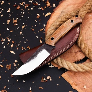 Couteau de chasse à lame fixe en acier à haute teneur en carbone, motif Damas, fait main, pointe tombante, manche en bois, garnitures en laiton, 8 pouces - Product Image 1
