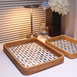 Bandeja de servir de nácar y ratán con diseño de peces coloridos, perfecta para servir invitados en ocasiones especiales y para decorar la mesa. - Product Image 4