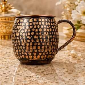 Mug artisanal en cuivre martelé patiné noir antique, tasse de luxe pour Moscow Mule, élégante, bicolore, à pois texturés - Product Image 1