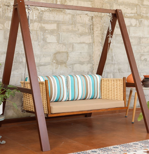 Banco columpio de madera con acabado natural moderno y un asiento acolchado de color verde vibrante, disponible a precios de mayorista. - Product Image 6