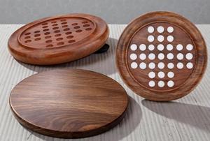 Plateau de jeu de solitaire artisanal en bois de rose avec billes de verre bleues, cadeau de mariage personnalisé pour la maison ou le bureau, design américain, écologique - Product Image 6