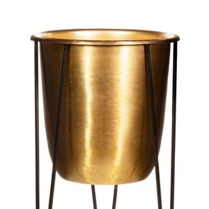 Maceta Moderna Minimalista de Metal en Tonos Cálidos con Acabado Dorado para Decoración Interior y Exterior - Product Image 4
