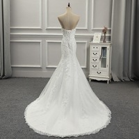 Robe de mariée sirène élégante et moderne avec dentelle, volants brodés, col en V, manches courtes et traîne chapelle pour les mariées