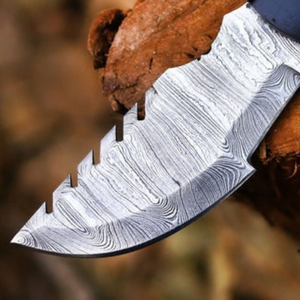 Cuchillo de Caza de Hoja Fija con Patrón Damasco Plateado, Mango Ergonómico Negro y Funda de Cuero Marrón para Supervivencia al Aire Libre y Camping - Product Image 3